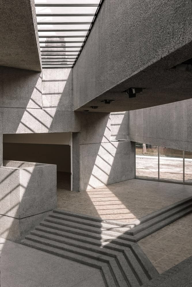 Interior de concreto y luz natural del Museo Tamayo Arte Contemporáneo en Polanco