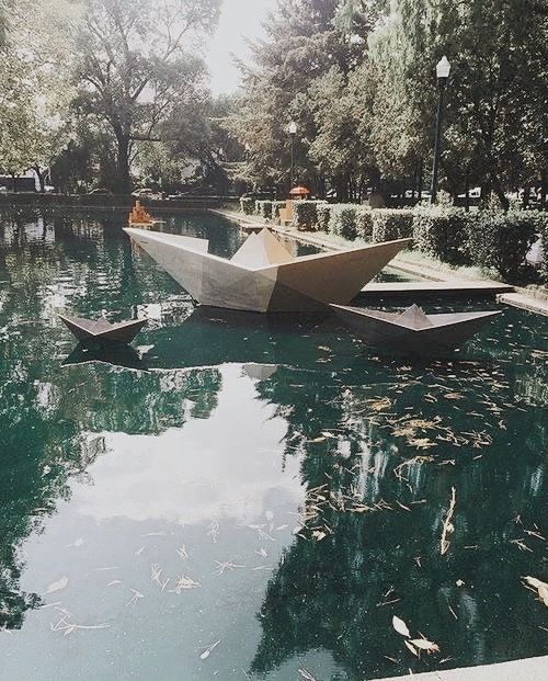 Espejo de agua y esculturas de barcos de papel en Parque Lincoln, Polanco